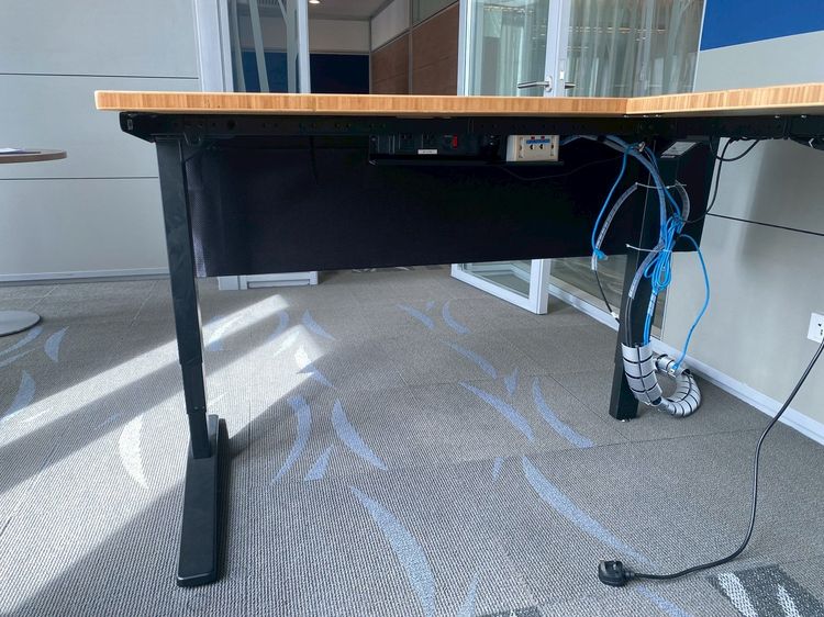 โต๊ะทำงาน ปรับยืน Uplift Desk เข้ามุมแอล ขาเหล็กสีดำ พร้อมรางปลั๊กไฟ กว้าง 150 cm รูปที่ 9