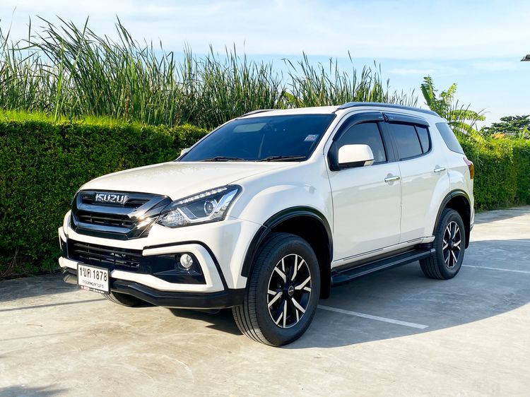 รถ Isuzu MU-X 3.0 The Onyx สี ขาว