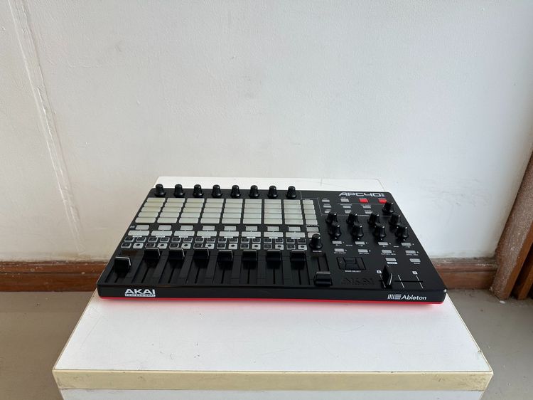 มิดี้คอนโทรลเลอร์ แบรนด์ AKAI รุ่น APC 40 MK II 