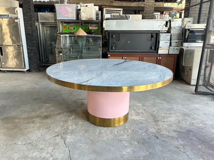 โต๊ะอเนกประสงค์ ท็อปหินอ่อนสีขาวปิดขอบสแตนเลสสีทอง ฐานไม้ MDF ไฮกรอส สีชมพู มีช่องร้อยสายไฟ 