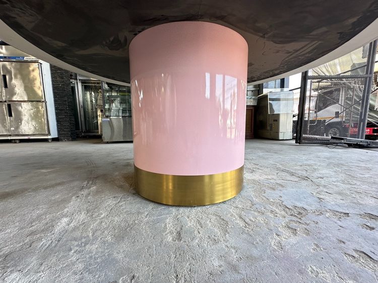 โต๊ะอเนกประสงค์ ท็อปหินอ่อนสีขาวปิดขอบสแตนเลสสีทอง ฐานไม้ MDF ไฮกรอส สีชมพู มีช่องร้อยสายไฟ  รูปที่ 8