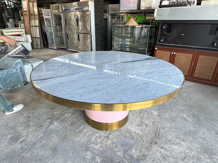 โต๊ะอเนกประสงค์ ท็อปหินอ่อนสีขาวปิดขอบสแตนเลสสีทอง ฐานไม้ MDF ไฮกรอส สีชมพู มีช่องร้อยสายไฟ  รูปที่ 3