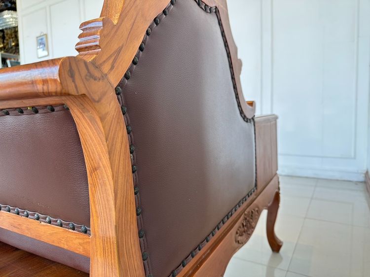 เก้าอี้อาร์มแชร์ไม้สัก เบาะหนัง PU สีน้ำตาล ขอบเบาะตอกหมุดเหล็ก  รูปที่ 6