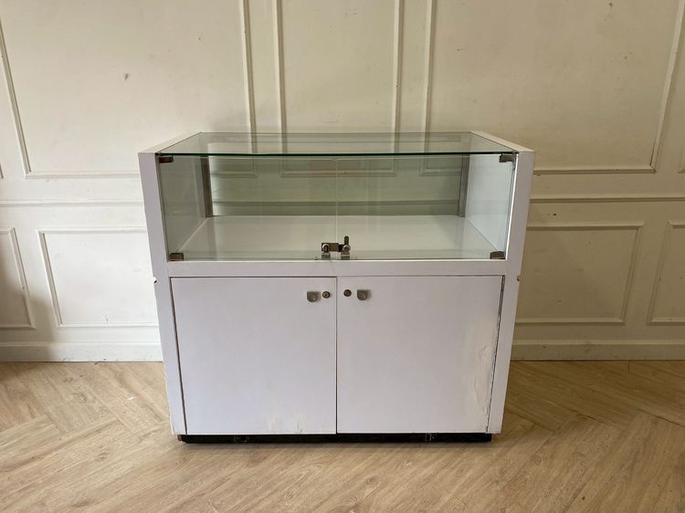 ตู้โชว์ กระจก สีขาว คาดแดง รูปที่ 4