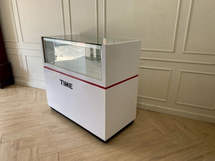 ตู้โชว์ กระจก สีขาว คาดแดง