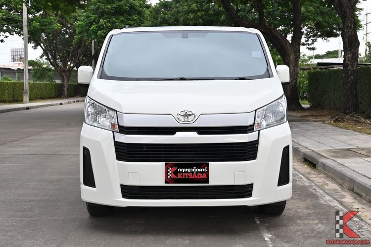 Toyota Hiace 2020 2.8 economy Van ดีเซล ไม่ติดแก๊ส เกียร์ธรรมดา ขาว รูปที่ 2