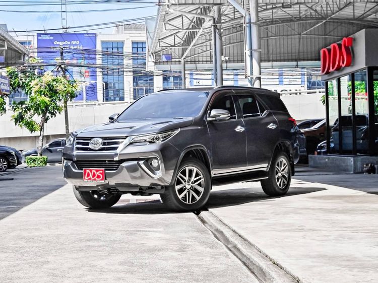 รถ Toyota Fortuner 2.8 V 4WD สี เทา