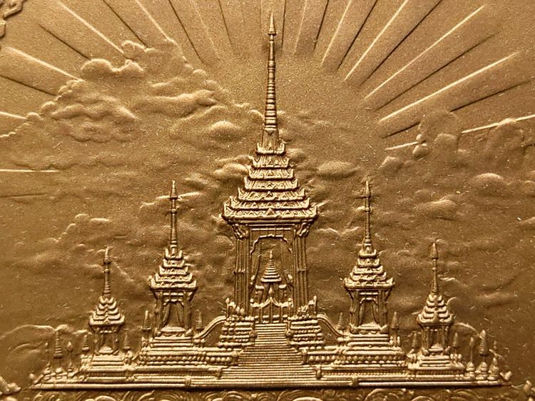 เหรียญทองแดงรมดำพ่นทราย ขนาด 7 ซม. ที่ระลึกพระราชพิธีถวายพระเพลิงพระบรมศพ รัชกาลที่9 พร้อมกล่อง ใบเซอร์ รูปที่ 3