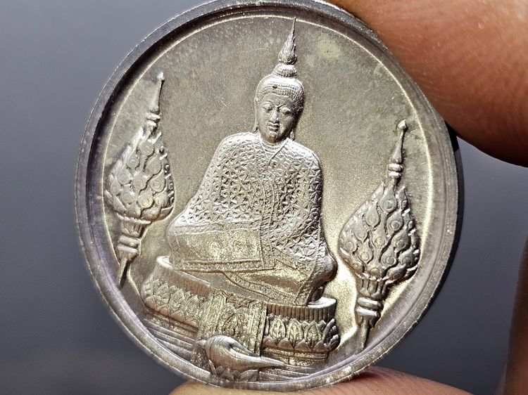 เหรียญพระแก้วมรกต ภปร รุ่นสอง ทรงเครื่องฤดูหนาว เนื้อเงิน ฉลองกรุงรัตนโกสินทร์ 200 ปี พ.ศ.2525 รูปที่ 3