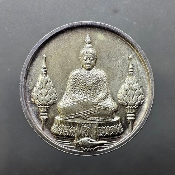 เหรียญพระแก้วมรกต ภปร รุ่นสอง ทรงเครื่องฤดูหนาว เนื้อเงิน ฉลองกรุงรัตนโกสินทร์ 200 ปี พ.ศ.2525