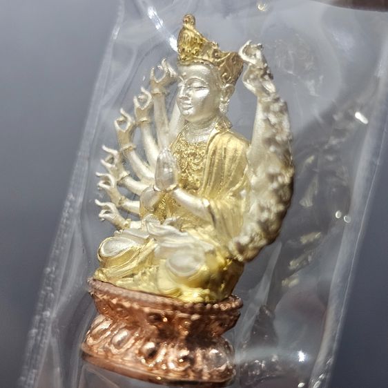 พระกริ่งอวโลกิเตศวร เจ้าแม่กวนอิมพันมือ รุ่น 1 เนื้อเงินบริสุทธิ์ ชุบสามกษัตริย์ วัดหัวลำโพง ปี2544 รูปที่ 6