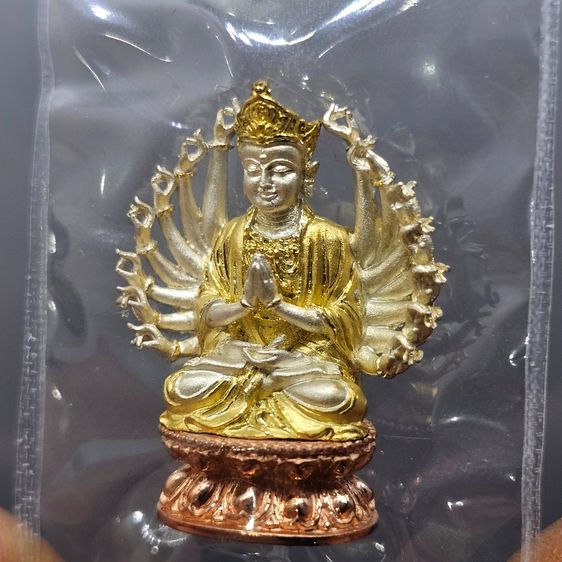 พระกริ่งอวโลกิเตศวร เจ้าแม่กวนอิมพันมือ รุ่น 1 เนื้อเงินบริสุทธิ์ ชุบสามกษัตริย์ วัดหัวลำโพง ปี2544 รูปที่ 4