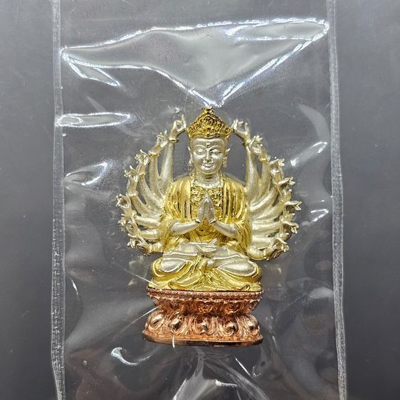 พระกริ่งอวโลกิเตศวร เจ้าแม่กวนอิมพันมือ รุ่น 1 เนื้อเงินบริสุทธิ์ ชุบสามกษัตริย์ วัดหัวลำโพง ปี2544 รูปที่ 3