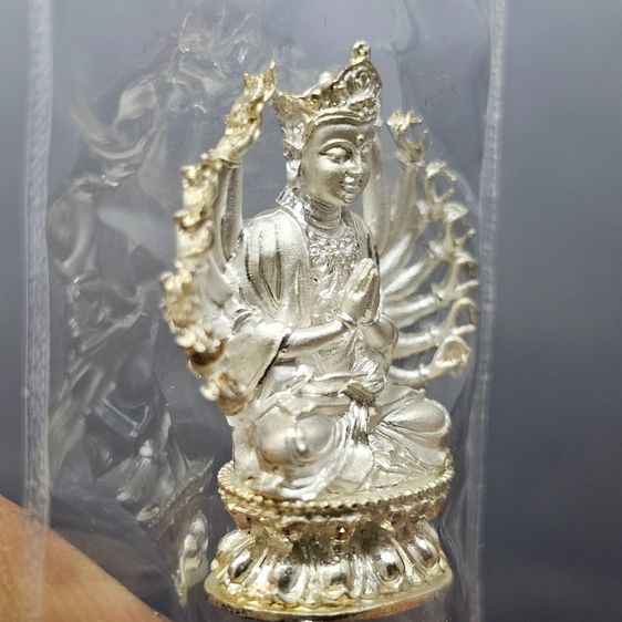 พระกริ่งอวโลกิเตศวร เจ้าแม่กวนอิมพันมือ รุ่น 1 เนื้อเงินบริสุทธิ์ วัดหัวลำโพง ปี2544 รูปที่ 6