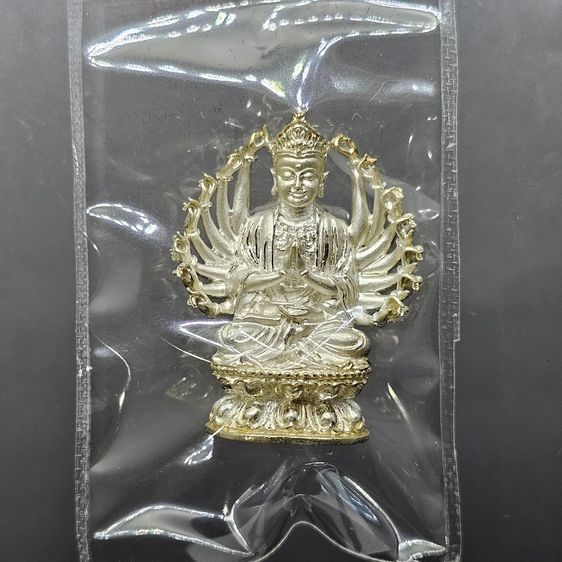 พระกริ่งอวโลกิเตศวร เจ้าแม่กวนอิมพันมือ รุ่น 1 เนื้อเงินบริสุทธิ์ วัดหัวลำโพง ปี2544 รูปที่ 3