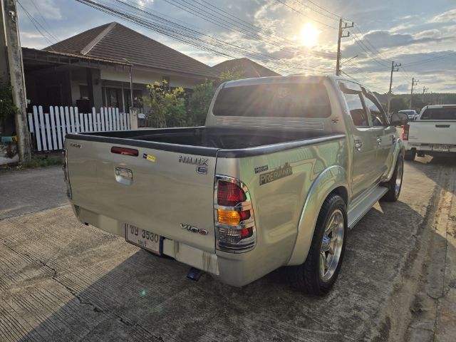 รถ Toyota Hilux Vigo 3.0 E สี บรอนซ์ทอง