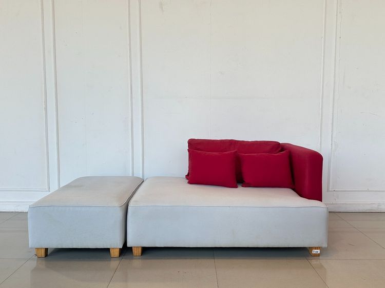 โซฟาเดย์เบด พร้อมสตูล เบาะผ้าสีเทา พิงหลังผ้าสีแดง รูปที่ 4