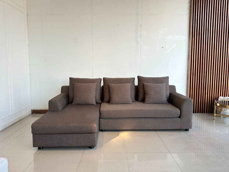 โซฟาแอล 3 ที่นั่ง เบาะผ้าสีน้ำตาลเข้ม ถอดปลอกได้ โครงขาไม้จริง  