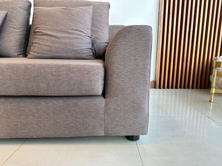 โซฟาแอล 3 ที่นั่ง เบาะผ้าสีน้ำตาลเข้ม ถอดปลอกได้ โครงขาไม้จริง   รูปที่ 10