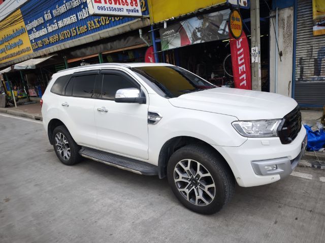 รถ Ford Everest 2.2 Titanium Plus สี ขาว