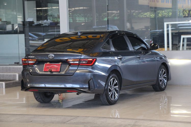 Toyota Yaris ATIV 2023 1.2 Smart Sedan เบนซิน ไม่ติดแก๊ส เกียร์อัตโนมัติ เทา รูปที่ 2