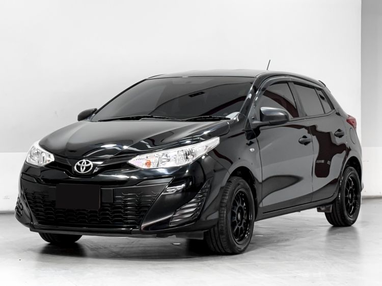 รถ Toyota Yaris 1.2 J สี ดำ