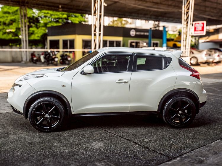 Nissan Juke 2014 1.6 V Sedan เบนซิน ไม่ติดแก๊ส เกียร์อัตโนมัติ ขาว รูปที่ 4
