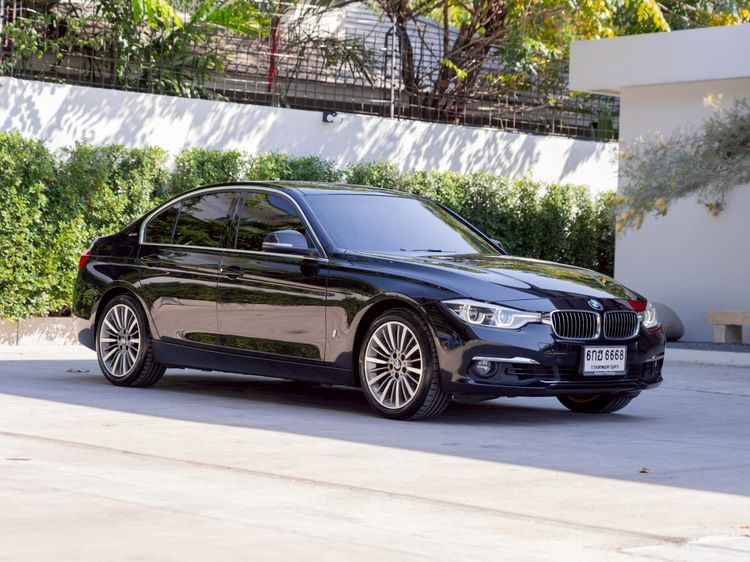 รถ BMW Series 3 330e สี ดำ