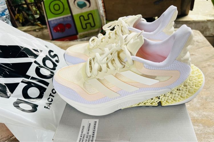 ผู้หญิง ขาว ส่งต่อรองเท้าวิ่ง Adidas 4DFWD Pulse 2 สี Cloud White   มีพื้นรองเท้าชั้นกลางแบบ 4DFWD 