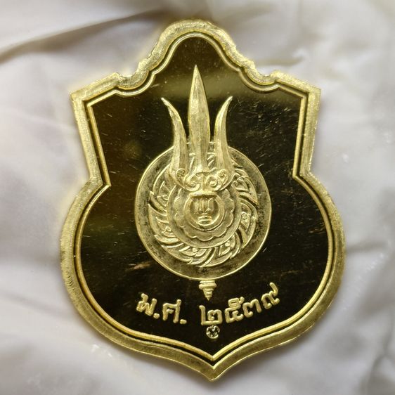 เหรียญทองคำขัดเงา ในหลวงนั่งบัลลังก์ ที่ระลึกฉลองครองราชย์ 50 ปี (กาญจนาภิเษก) จัดสร้างโดยกระทรวงมหาดไทย ปี 2539 พร้อมกล่องเดิม รูปที่ 4