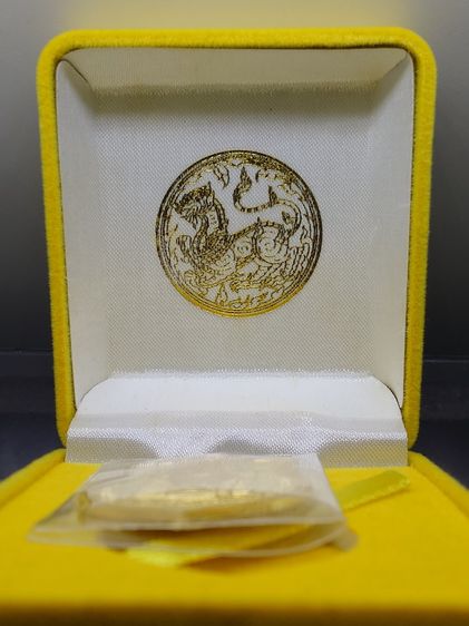 เหรียญทองคำขัดเงา ในหลวงนั่งบัลลังก์ ที่ระลึกฉลองครองราชย์ 50 ปี (กาญจนาภิเษก) จัดสร้างโดยกระทรวงมหาดไทย ปี 2539 พร้อมกล่องเดิม รูปที่ 10