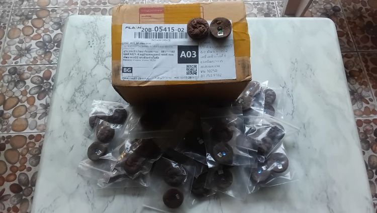 นกสาริกาเนื้อผงว่านมหามงคลฝังเม็ดข้าวสารหิน พลอยเจึยรนัยเป็นลูกแก้วสารพัดนึก ที่ล.ป.หงษ์ วัดเพชรบุรี สุรินทร์ได้ปลุกเสกไว้ ติดแผ่นเงินโค๊ต อ.จ.เสกสรรค์ สร้างไว้ปี2559ขนาดเส้นผ่าศูนย์กลาง1นิ้ว 1ชุดมี5องค์ราคา599บาท รูปที่ 3