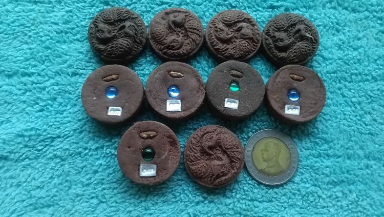 นกสาริกาเนื้อผงว่านมหามงคลฝังเม็ดข้าวสารหิน พลอยเจึยรนัยเป็นลูกแก้วสารพัดนึก ที่ล.ป.หงษ์ วัดเพชรบุรี สุรินทร์ได้ปลุกเสกไว้ ติดแผ่นเงินโค๊ต อ.จ.เสกสรรค์ สร้างไว้ปี2559ขนาดเส้นผ่าศูนย์กลาง1นิ้ว 1ชุดมี5องค์ราคา599บาท