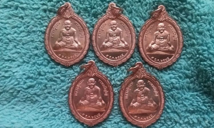 เหรียญ ล.ป,หงษ์ วัดเพชรบุรี สุรินทร์ ที่ระลึกวันพ่อแห่งชาติ 5ธ.ค.2545 เนื้อทองแดงผิวไฟ สร้าง5000เหรียญ สวยๆมี5เหรียญๆๆละ500บาท
