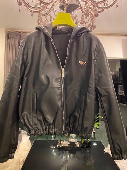 ปราด้า ครอปแจ๊คเกตหนัง มีฮูท ใส่ได้ทั้งสองด้าน  สภาพใหม่เอี่ยม