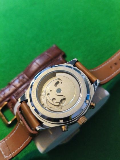 นาฬิกาข้อมือ Chronograph Automatic สภาพสวยมาก 2Tone ตัวเครื่องค่อนข้างแน่นและมีน้ำหนัก หลังเปือย ฝังพลอย กันน้ำ 3ATM ระดับ30เมตร จาก KINYUED รูปที่ 4