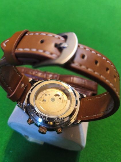 นาฬิกาข้อมือ Chronograph Automatic สภาพสวยมาก 2Tone ตัวเครื่องค่อนข้างแน่นและมีน้ำหนัก หลังเปือย ฝังพลอย กันน้ำ 3ATM ระดับ30เมตร จาก KINYUED รูปที่ 3