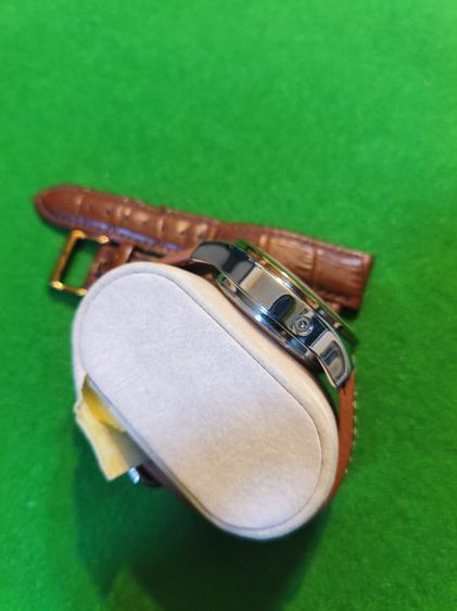 นาฬิกาข้อมือ Chronograph Automatic สภาพสวยมาก 2Tone ตัวเครื่องค่อนข้างแน่นและมีน้ำหนัก หลังเปือย ฝังพลอย กันน้ำ 3ATM ระดับ30เมตร จาก KINYUED รูปที่ 7