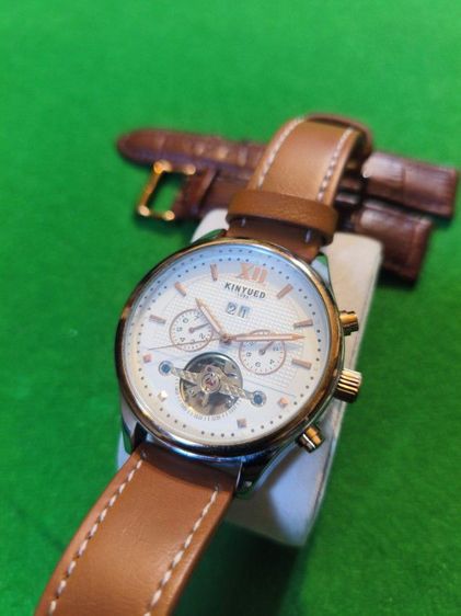 นาฬิกาข้อมือ Chronograph Automatic สภาพสวยมาก 2Tone ตัวเครื่องค่อนข้างแน่นและมีน้ำหนัก หลังเปือย ฝังพลอย กันน้ำ 3ATM ระดับ30เมตร จาก KINYUED รูปที่ 2