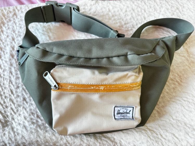 กระเป๋าสะพายข้าง