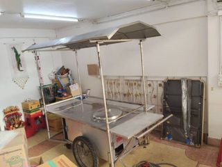 รถเข็นขายก๋วยเตี๋ยวหรือข้าวต้ม