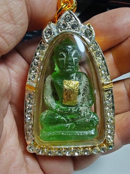 พระแก้วกรุฮอด​  หินจุยเจีย​เนื้อเขียว​พร้อมกรอบอย่างดี ขนาด​ 2.5​ X​ 4.5​ ซ.ม.​ 