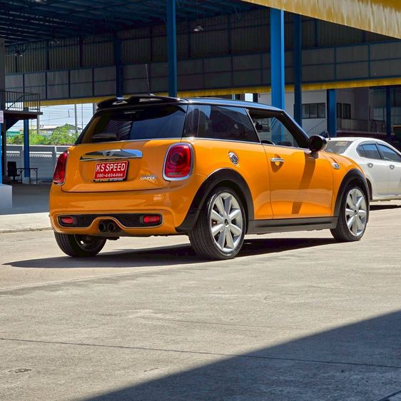 Mini JOHN COOPER WORK 2017 2.0 John Cooper Works Sedan เบนซิน ไม่ติดแก๊ส เกียร์อัตโนมัติ เหลือง รูปที่ 4