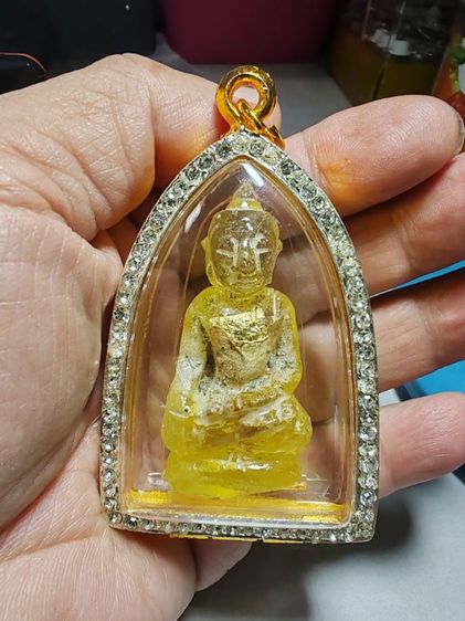 พระแก้วกรุฮอด​ หินจุยเจียเนื้อสีเหลืองบุษราคัมพร้อมกรอบอย่างดี​ ขนาด​ 2​ x​ 5​ ซ.ม.