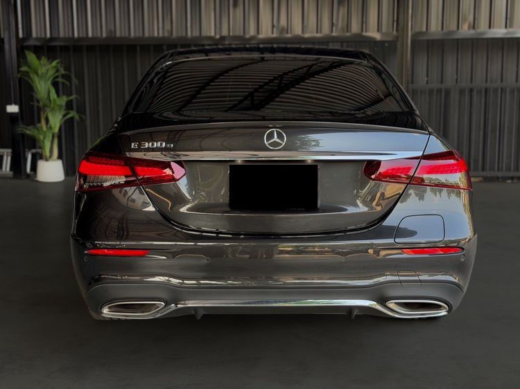 Mercedes-Benz E-Class 2023 E300 Sedan ปลั๊กอินไฮบริด (PHEV) เกียร์อัตโนมัติ ดำ รูปที่ 3