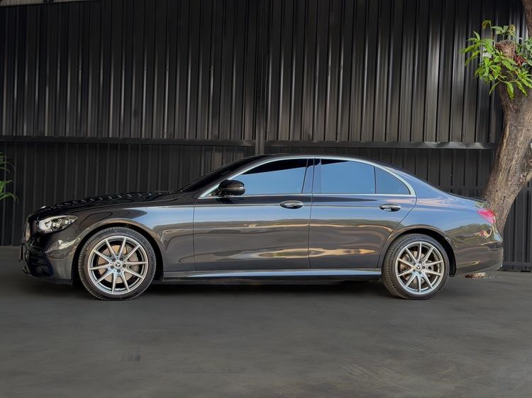 Mercedes-Benz E-Class 2023 E300 Sedan ปลั๊กอินไฮบริด (PHEV) เกียร์อัตโนมัติ ดำ รูปที่ 4