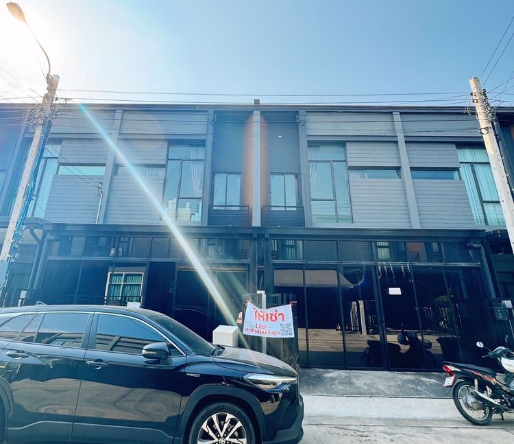 ขายและให้เช่าบ้านทาวโฮมหรู Verve Rama 9 มีให้2หลังติดกัน ใกล้สนามบินสุวรรณภูมิ  Bikelane