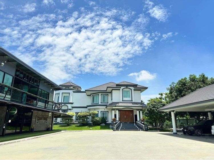 บ้านพร้อมที่ดินและร้านอาหารที่เป็นคาเฟ่