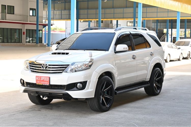 รถ Toyota Fortuner 3.0 V สี ขาว