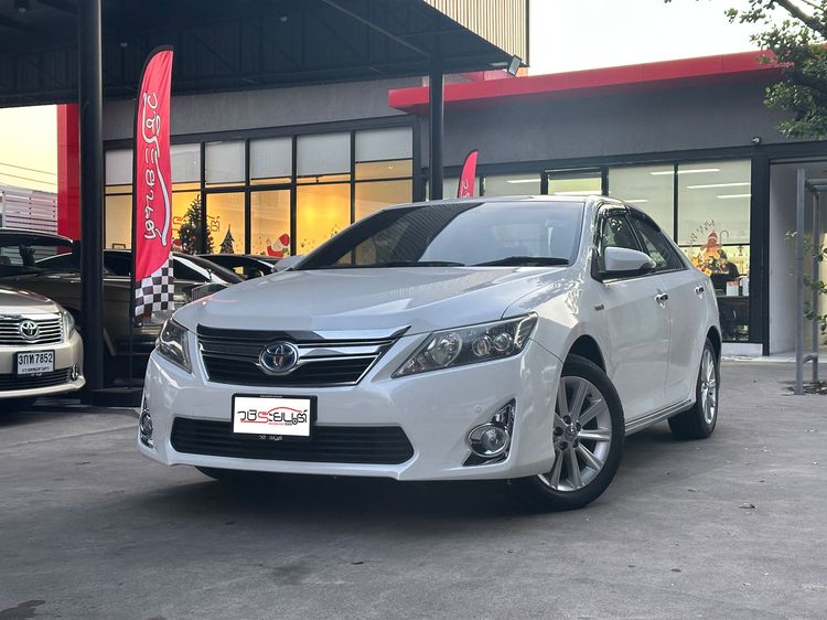 รถ Toyota Camry 2.5 Hybrid สี ขาว